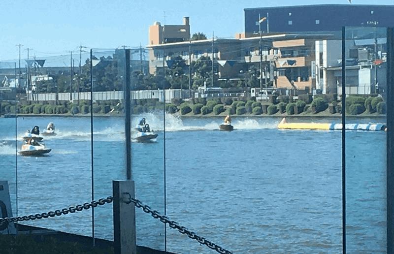ボートレース戸田のレースと水際のガラス